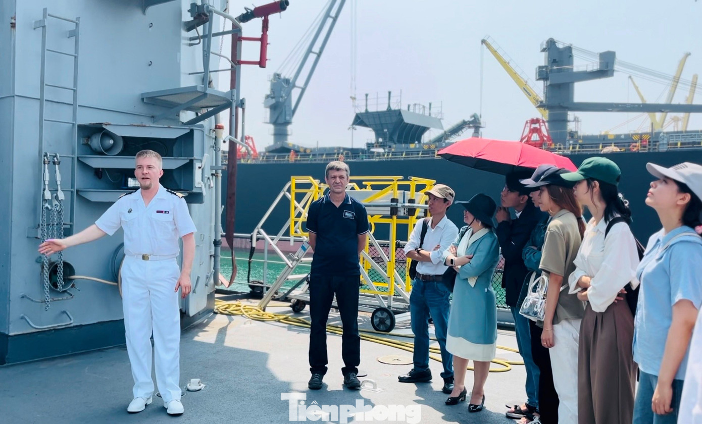 Sinh viên tham quan trên boong tàu dưới sự chỉ dẫn của sĩ quan và chỉ huy. Ảnh: Bảo Trân