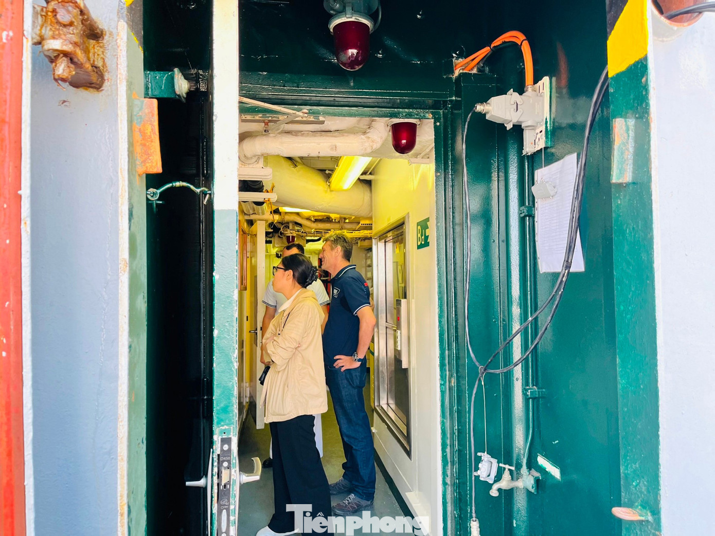 Tham quan boong dưới, khu vực đặt các thiết bị, máy móc. Ảnh: Bảo Trân