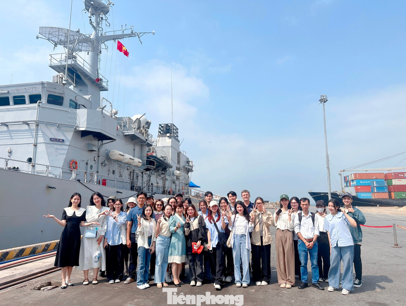 Đoàn sinh viên Đại học Đà Nẵng chụp hình lưu niệm bên tàu tuần dương Vendémiaire.