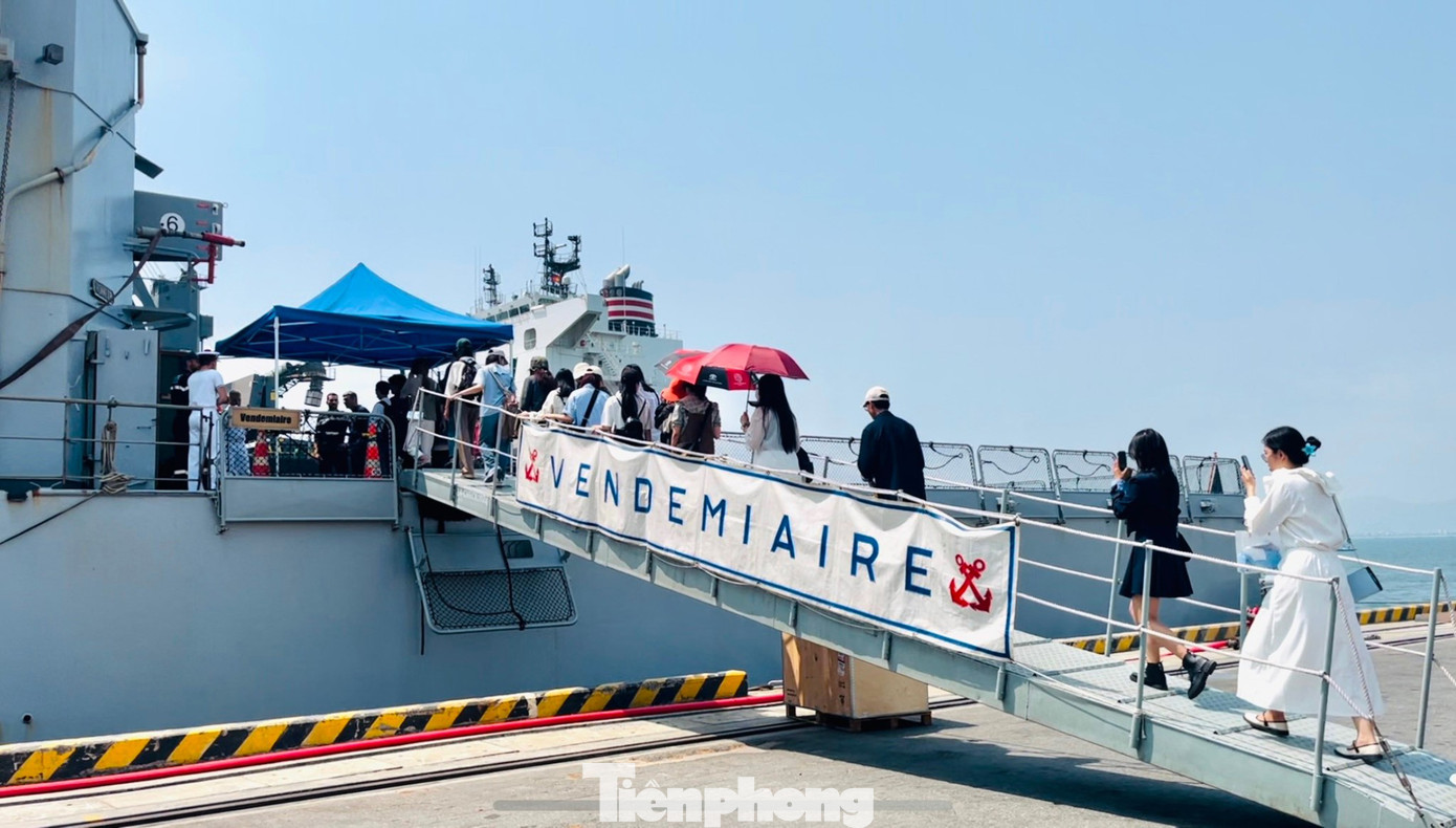 Đoàn sinh viên bắt đầu lên tàu. Ảnh: Bảo Trân