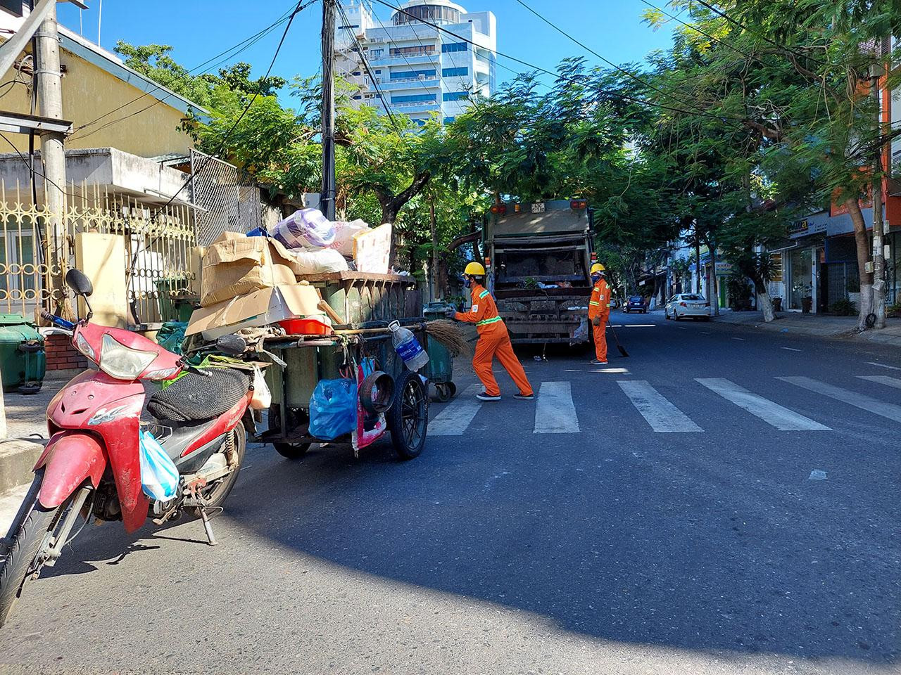 Đường phố chỉ còn những công nhân cần mẫn dọn rác làm sạch phố phường. Ảnh: Tr.T