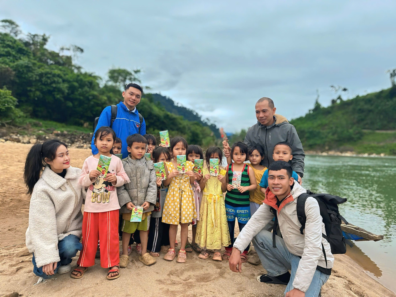 Ngày 14/1, nhiều bạn trẻ huyện Thăng Bình và tình nguyện viên Team Phan Đức đã vượt hàng trăm cây số, mang các vật phẩm tặng cho học sinh huyện vùng cao Nam Trà My (Quảng Nam).