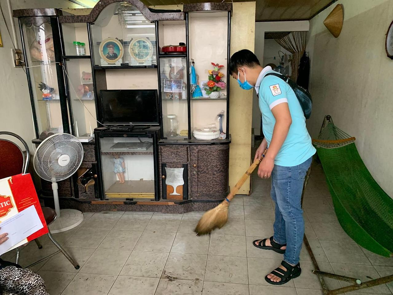 Các bạn trường Trần Văn Ơn và Kim Đồng hỗ trợ dọn dẹp tại nhà mẹ Việt Nam anh hùng Trần Thị Kim Thanh (ảnh Tuổi trẻ Hải Châu) Các bạn trường Trần Văn Ơn và Kim Đồng hỗ trợ dọn dẹp tại nhà mẹ Việt Nam anh hùng Trần Thị Kim Thanh (ảnh Tuổi trẻ Hải Châu)