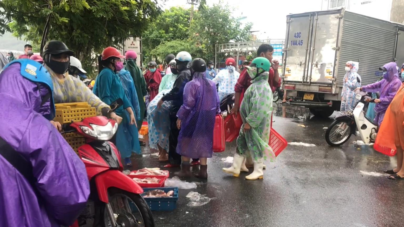 Phiên chợ cá Thọ Quang ngày đón bão - Ảnh Th.L
