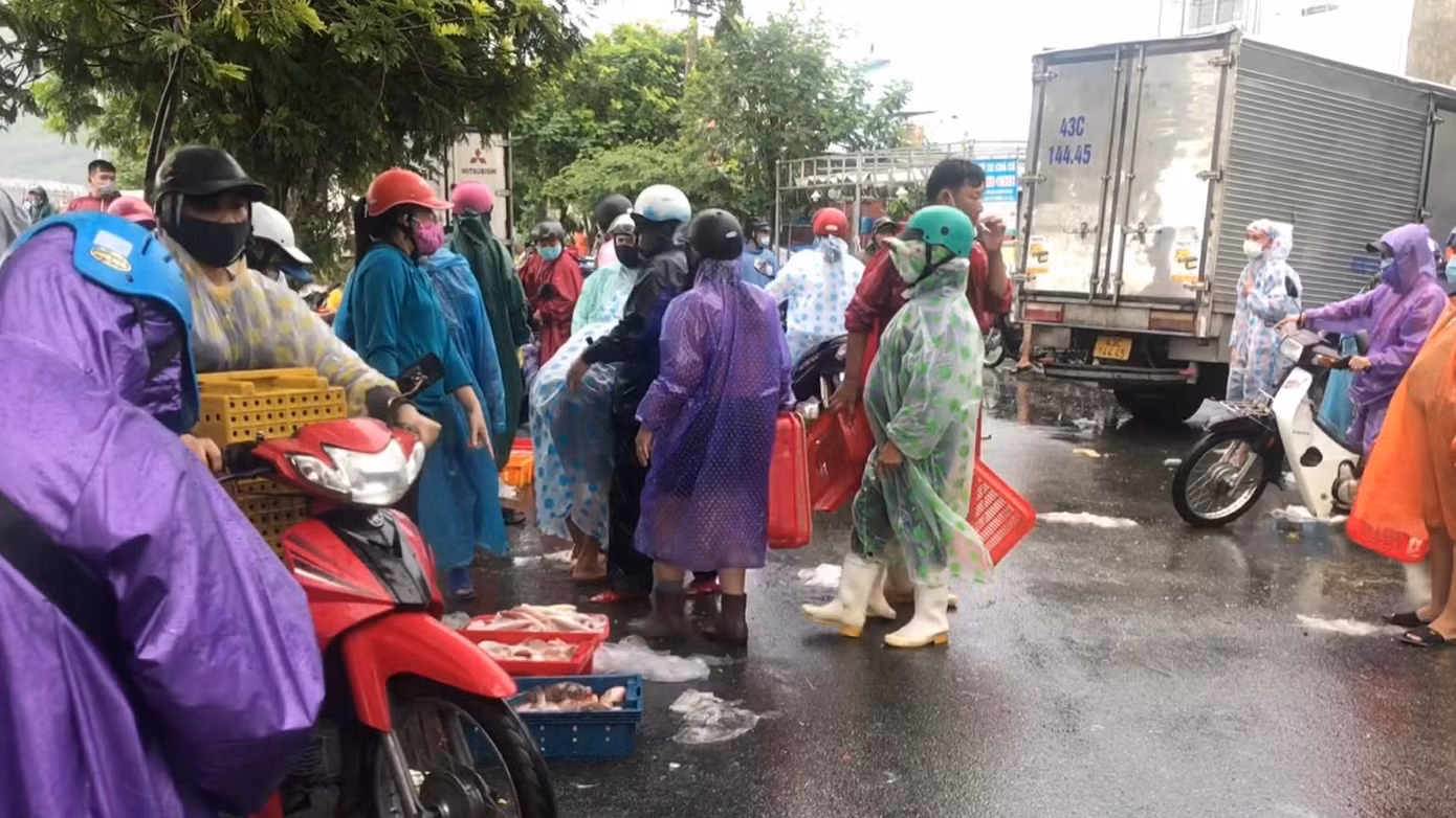 Phiên chợ cá Thọ Quang ngày đón bão - Ảnh Th.L