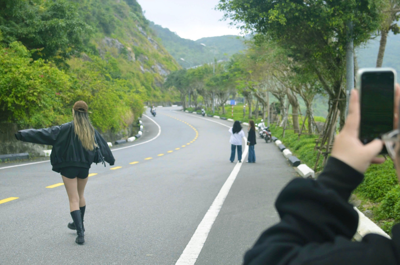 Theo xu hướng này, các bạn nữ sẽ đi bộ xuống dốc, sau đó quay ngược trở lại với nụ cười tươi tắn và duyên dáng, để lại phía sau khung cảnh phố xá nhộn nhịp với xe cộ qua lại. Ảnh: Minh Hiền Theo xu hướng này, các bạn nữ sẽ đi bộ xuống dốc, sau đó quay ngược trở lại với nụ cười tươi tắn và duyên dáng, để lại phía sau khung cảnh phố xá nhộn nhịp với xe cộ qua lại. Ảnh: Minh Hiền