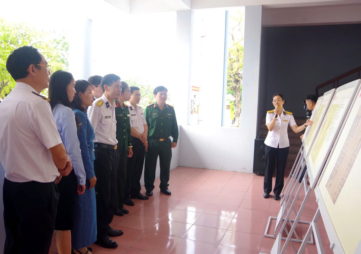 Các đại biểu tham quan tư liệu pháp lý khẳng định chủ quyền của Việt Nam đối với quần đảo Hoàng Sa. Ảnh: Hoàng Diệu Các đại biểu tham quan tư liệu pháp lý khẳng định chủ quyền của Việt Nam đối với quần đảo Hoàng Sa. Ảnh: Hoàng Diệu