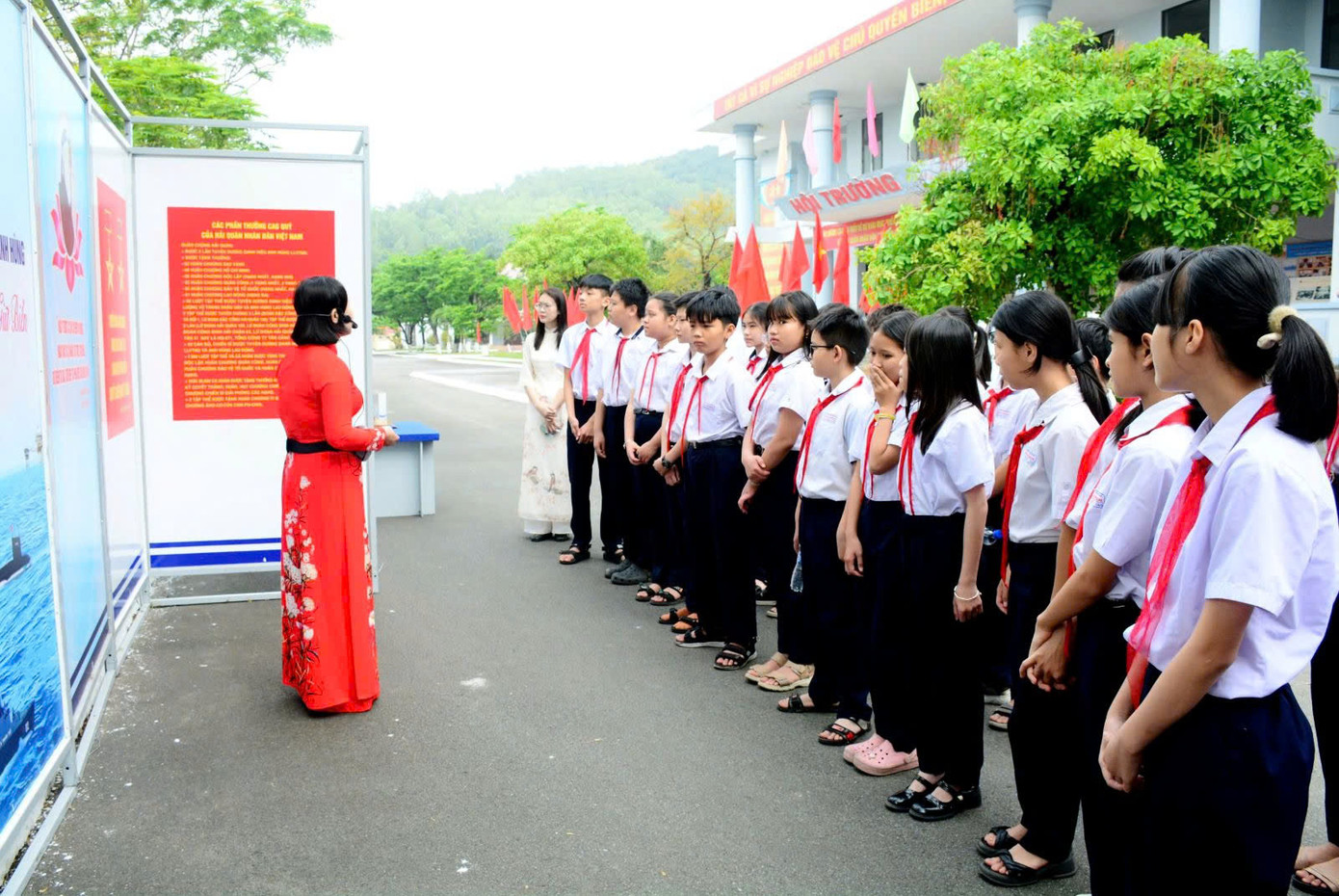 Giáo viên, học sinh Trường THCS Nguyễn Chí Thanh, quận Sơn Trà, TP. Đà Nẵng nghe giới thiệu về truyền thống 70 năm Hải quân nhân dân Việt Nam. Ảnh: Hoàng Diệu Giáo viên, học sinh Trường THCS Nguyễn Chí Thanh, quận Sơn Trà, TP. Đà Nẵng nghe giới thiệu về truyền thống 70 năm Hải quân nhân dân Việt Nam. Ảnh: Hoàng Diệu