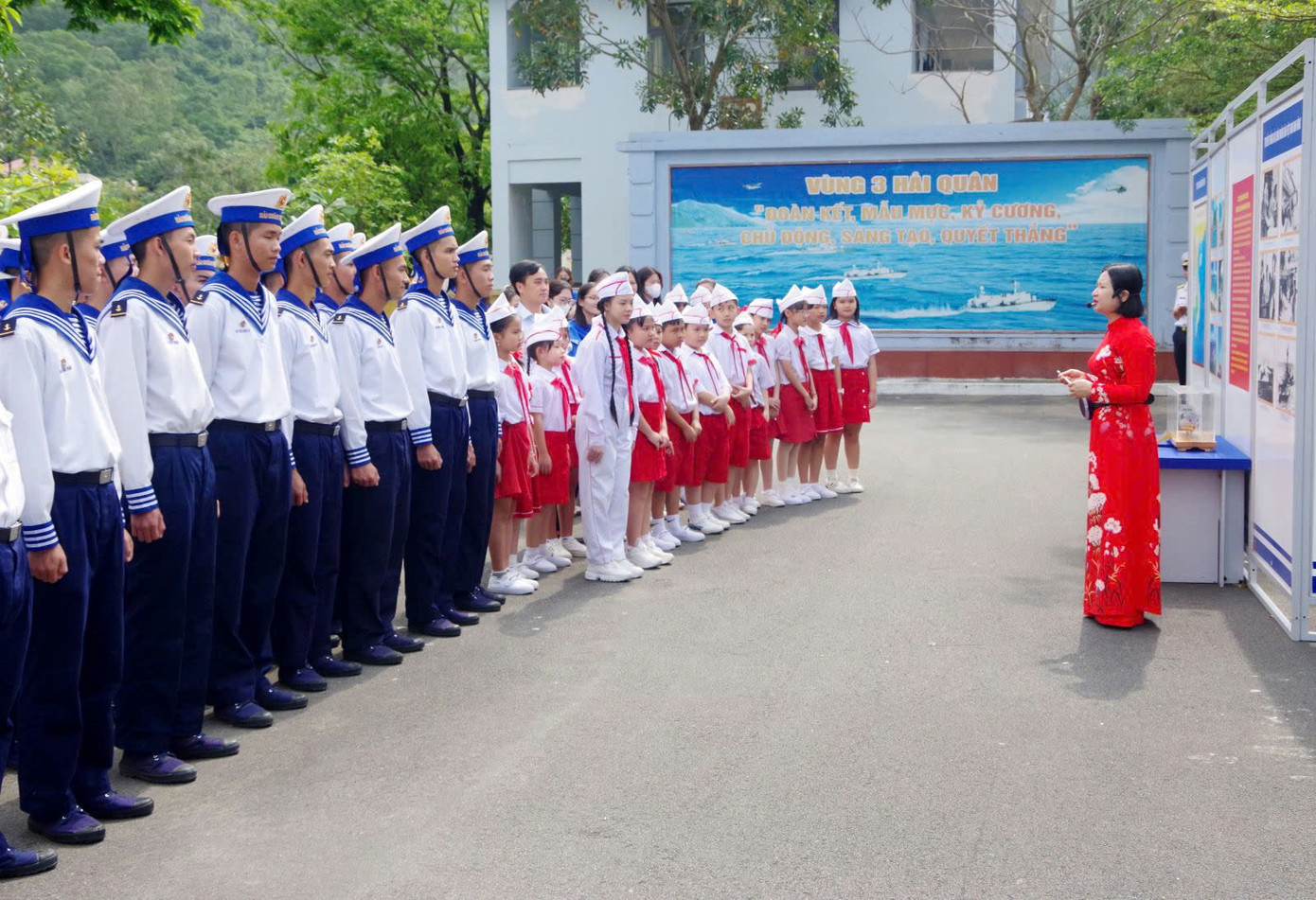 Triển lãm thu hút đông đảo cán bộ, chiến sĩ cùng học sinh các Trường học trên địa bàn TP. Đà nẵng đến tham quan. Ảnh: Hoàng Diệu Triển lãm thu hút đông đảo cán bộ, chiến sĩ cùng học sinh các Trường học trên địa bàn TP. Đà nẵng đến tham quan. Ảnh: Hoàng Diệu