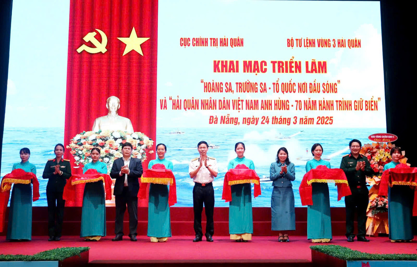 Cắt băng khai mạc triển lãm. Ảnh: Hoàng Diệu Cắt băng khai mạc triển lãm. Ảnh: Hoàng Diệu