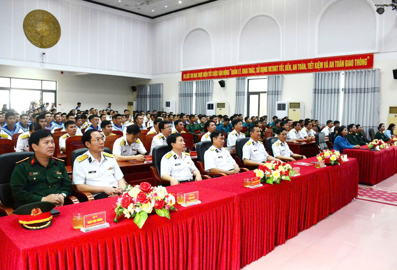 Đại tá Phạm Đình Thành, Phó Chính ủy Vùng 3 Hải quân phát biểu khai mạc. Ảnh: Hoàng Diệu Đại tá Phạm Đình Thành, Phó Chính ủy Vùng 3 Hải quân phát biểu khai mạc. Ảnh: Hoàng Diệu