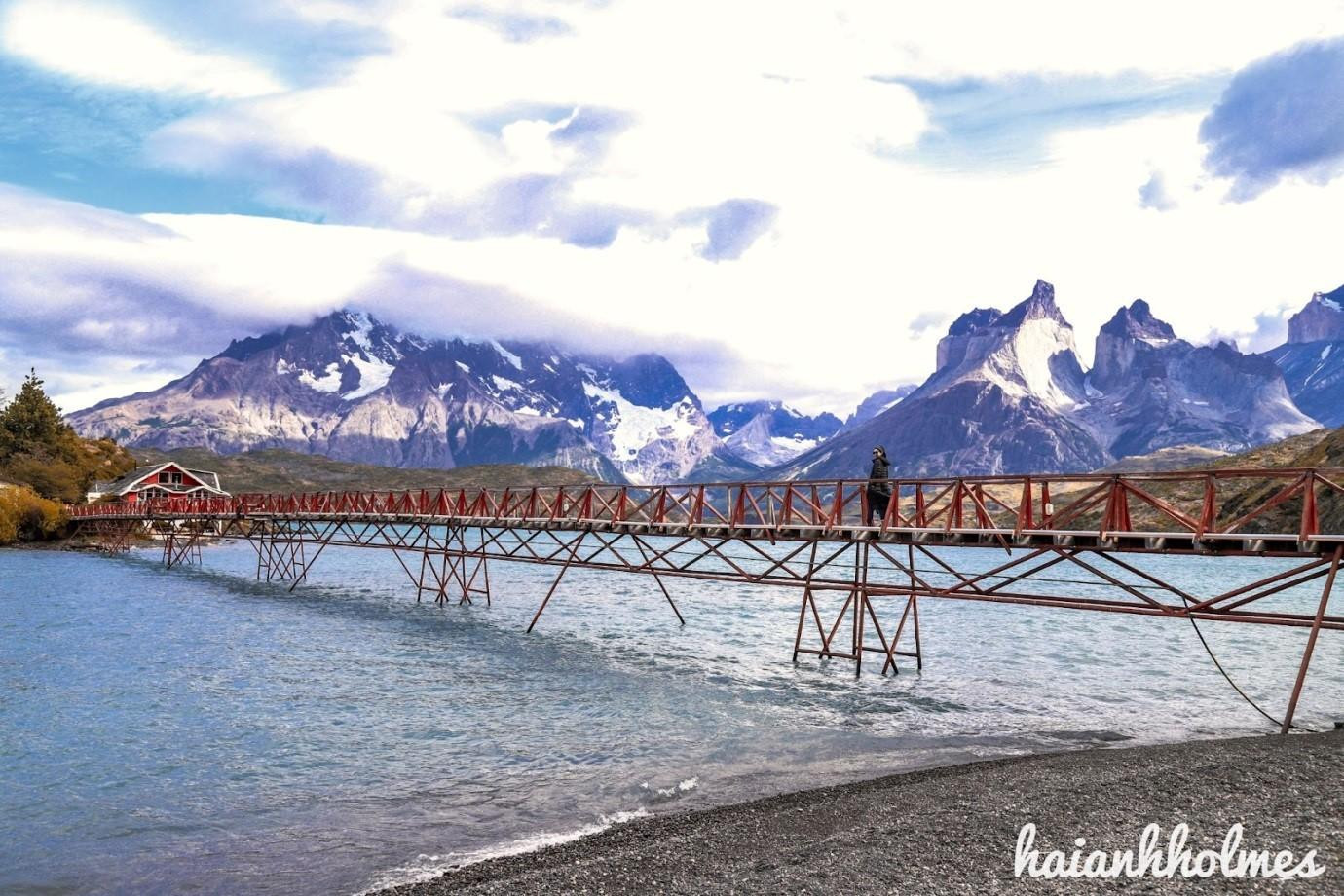 Cây cầu dẫn tới khách sạn PeHoe, địa điểm thích hợp để nghỉ lại sau chuyến đi bộ đường dài. Du khách vừa có thể dừng chân tại đây để nạp năng lượng vừa ngắm nhìn núi biếc, sông xanh. Cây cầu dẫn tới khách sạn PeHoe, địa điểm thích hợp để nghỉ lại sau chuyến đi bộ đường dài. Du khách vừa có thể dừng chân tại đây để nạp năng lượng vừa ngắm nhìn núi biếc, sông xanh.