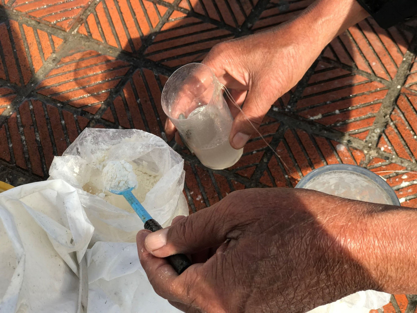 Đồ nghề để câu cá đối rất đơn giản, dễ kiếm. Chỉ với một cuộn dây cước, một chai nhựa, một gói bột mì, người câu đã có thể thu về 1-2kg cá mỗi buổi. Ảnh: Phượng Nhung