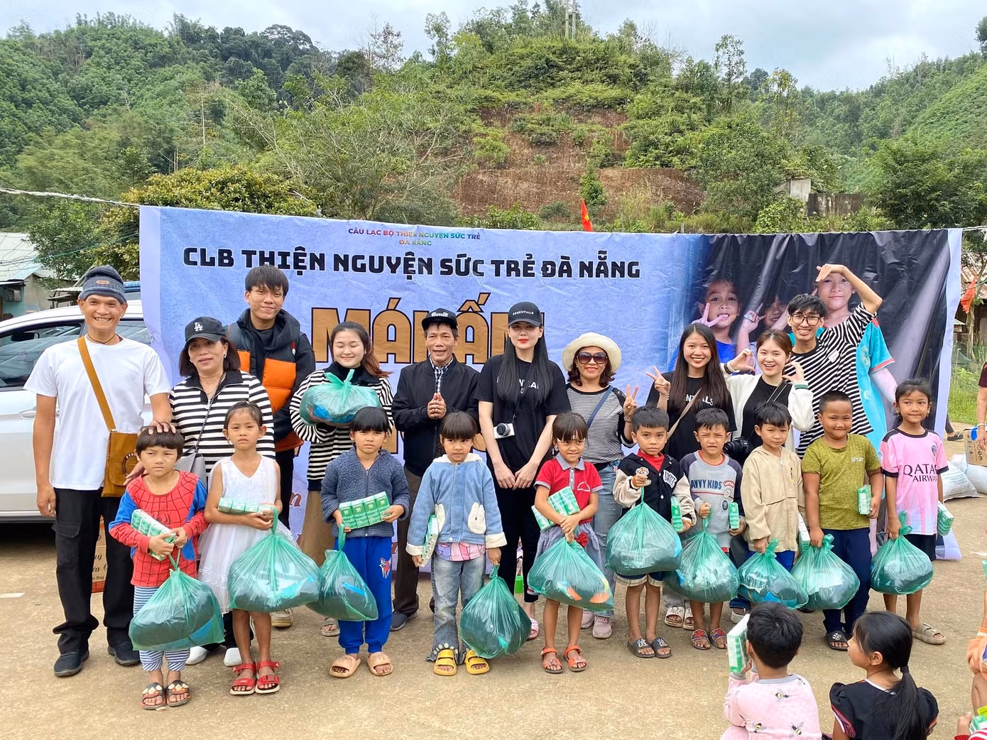 Chia sẻ yêu thương với “Mái ấm vùng cao” Chia sẻ yêu thương với “Mái ấm vùng cao”