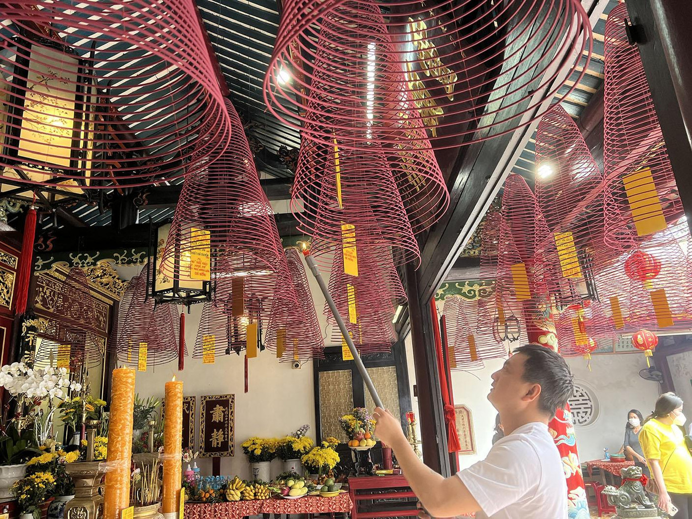 Thắp vòng hương cầu bình an, tài lộc cho gia đình, con cái - Ảnh: Bảo Quyên