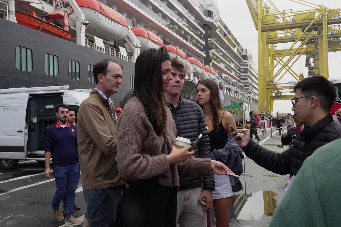 Du thuyền Noordam dài 285,29m và 11 tầng phục vụ 924 phòng. Tại Đà Nẵng, du khách sẽ dành hai ngày tham quan những điểm đến nổi tiếng như Ngũ Hành Sơn, chùa Linh Ứng Sơn Trà, Bảo tàng Điêu khắc Chăm, biển Mỹ Khê và khám phá thành phố bằng xích lô...