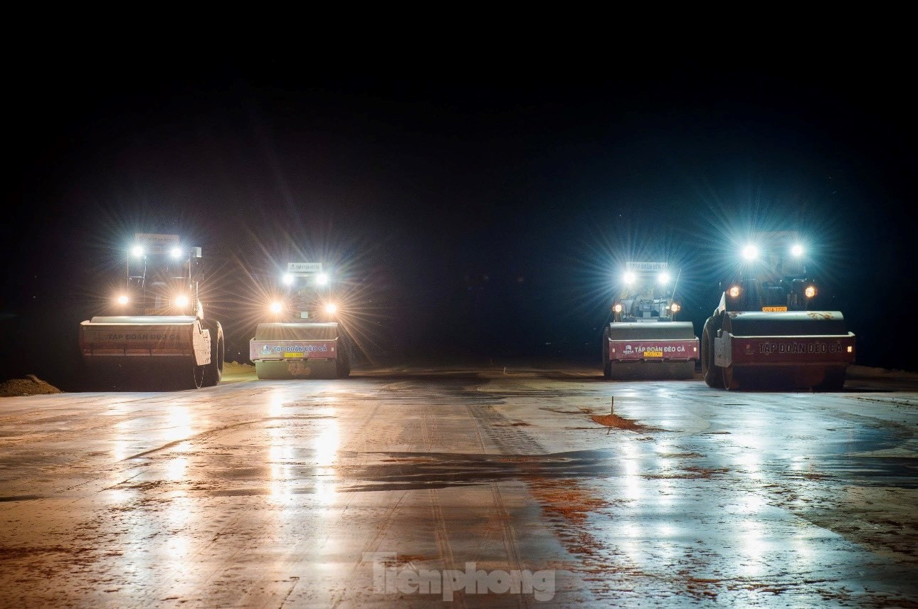 “Các công nhân thi công liên tục, không nghỉ ngày lễ, đảm bảo tiến độ dự án”, ông Nguyễn Quang Huy - Phó Tổng giám đốc Công ty Cổ phần Tập đoàn Đèo Cả nói.