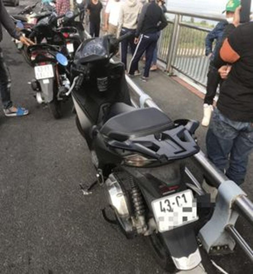 Chiếc xe máy nạn nhân Th. để lại trên cầu Thuận Phước sáng nay 8/3 sau khi nhảy cầu Chiếc xe máy nạn nhân Th. để lại trên cầu Thuận Phước sáng nay 8/3 sau khi nhảy cầu