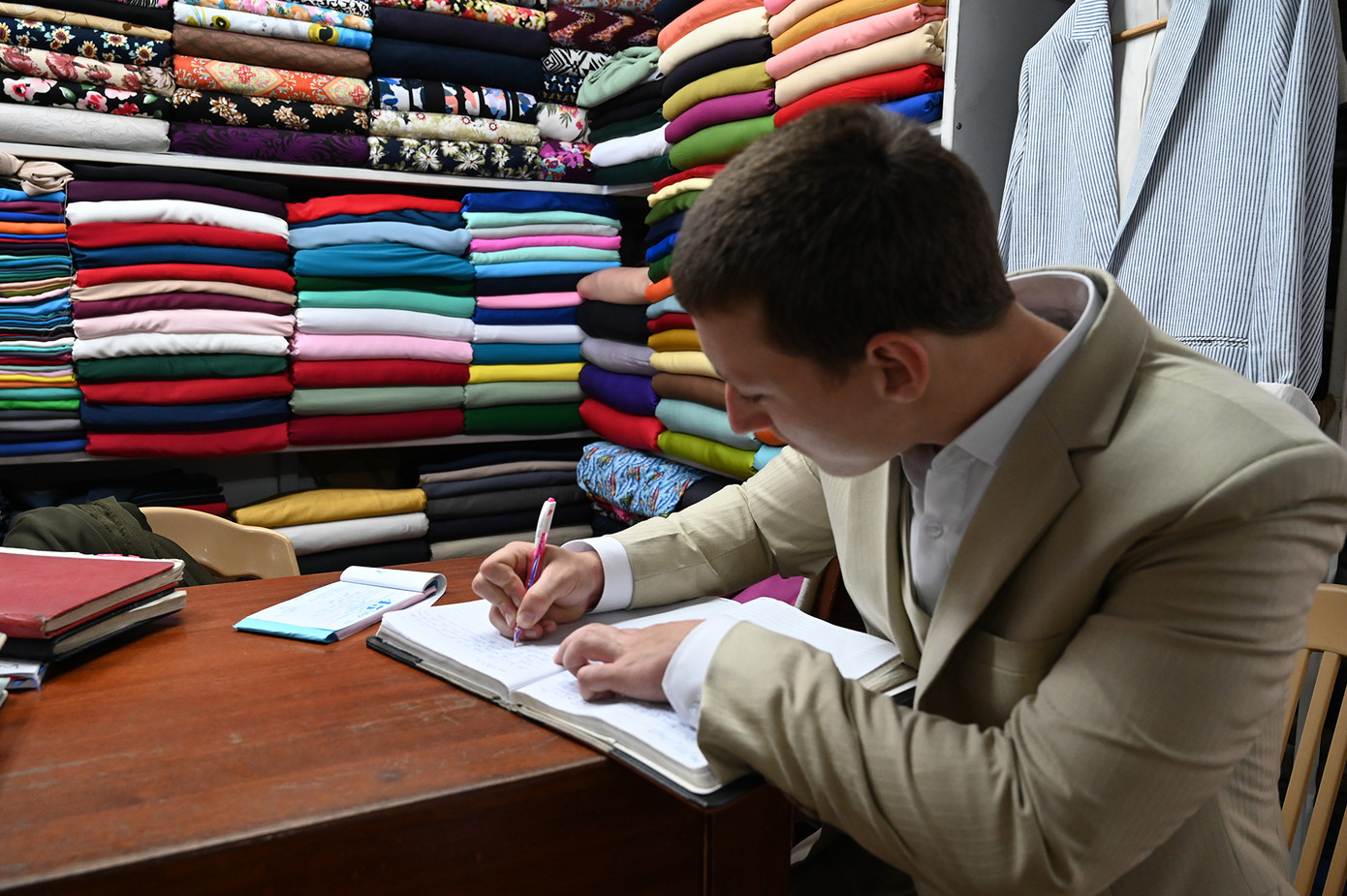 Anh Linus đến từ Đức hào hứng ghi lại phản hồi: “Tôi thích dịch vụ ở đây, nhân viên tuyệt, tư vấn nhiệt tình và giá cũng tốt. Tôi thích đồ vest và tôi đã may được bộ vest mình ưng ý. Tôi cũng sẽ giới thiệu bạn bè và gia đình tôi ghé đến để may trang phục”. (Ảnh: Huỳnh Như)