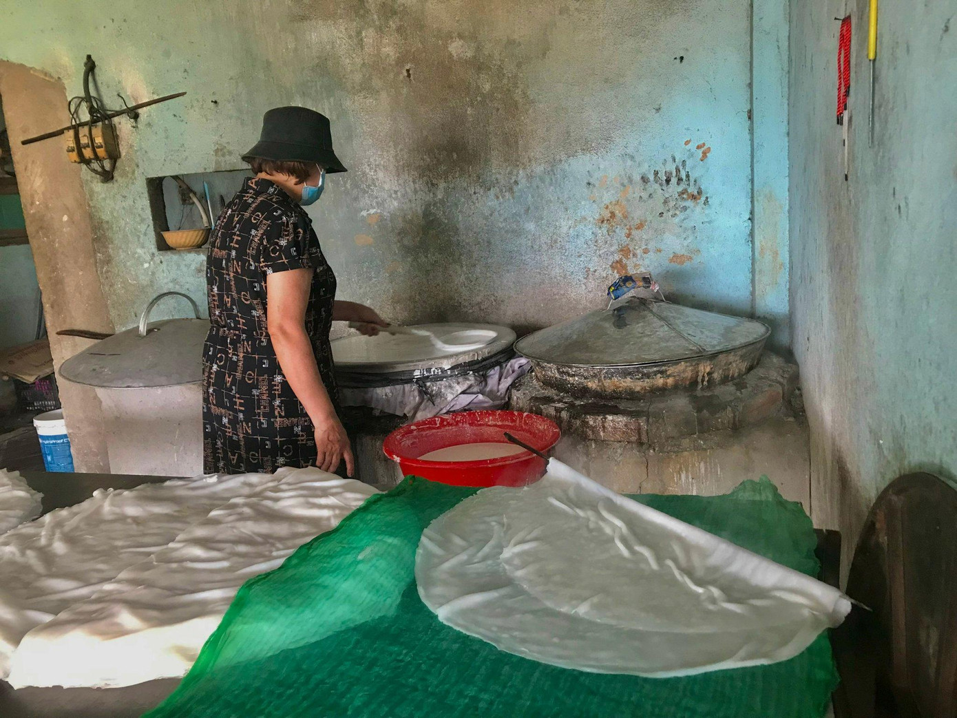 Bà Mười đảm nhận việc tráng mì. Mì được làm hoàn toàn bằng phương thức thủ công truyền thống, muốn có lá mì ngon phải khéo léo tráng đều tay. Bà Mười đảm nhận việc tráng mì. Mì được làm hoàn toàn bằng phương thức thủ công truyền thống, muốn có lá mì ngon phải khéo léo tráng đều tay.