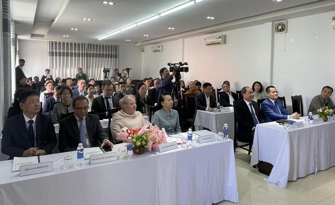 Tham dự hội nghị có đại diện tổng lãnh sự quán các nước tại Đà Nẵng. Tham dự hội nghị có đại diện tổng lãnh sự quán các nước tại Đà Nẵng.