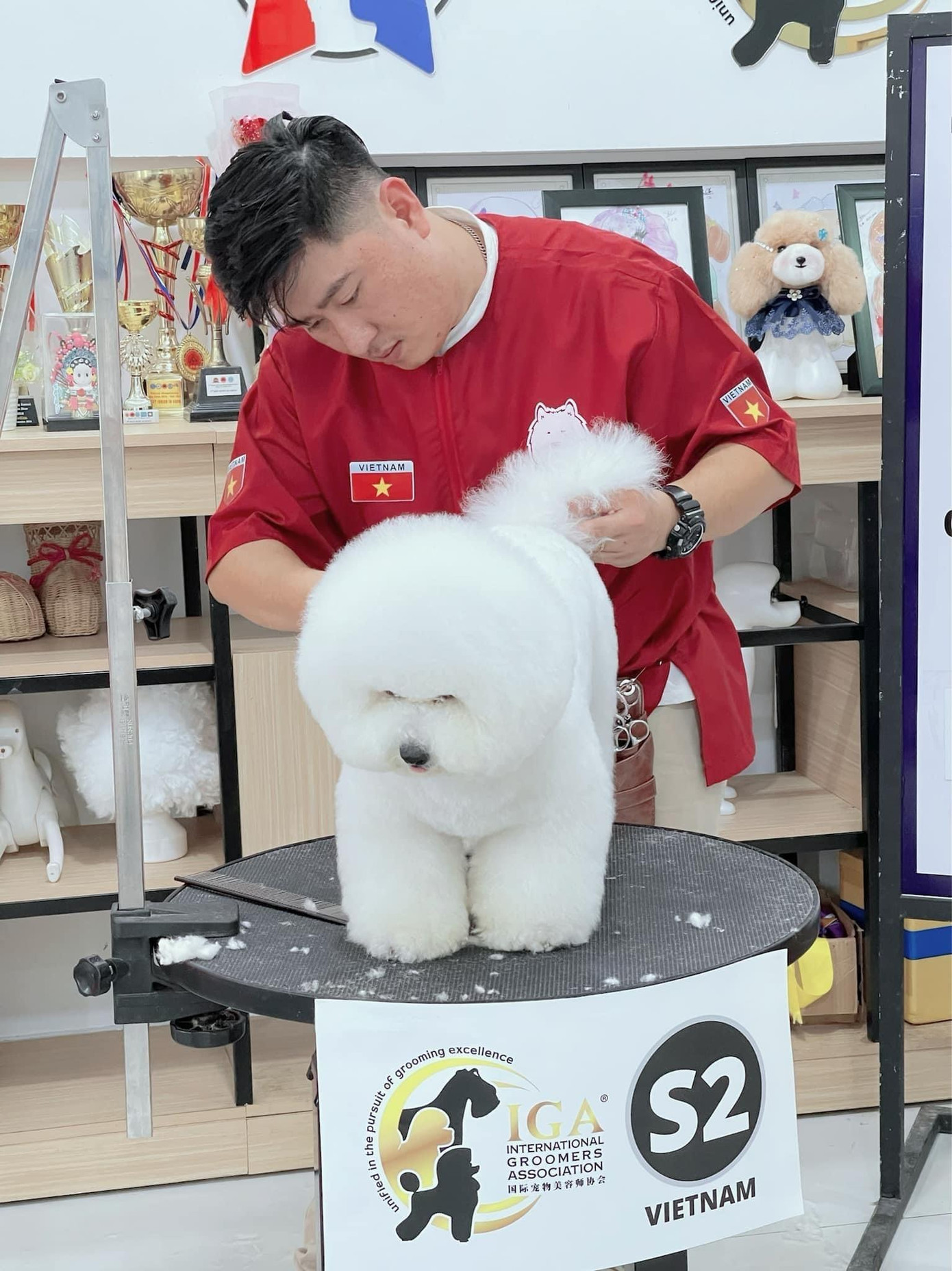 &quot;Thi với những Groomers nổi tiếng của các nước bạn cũng có nhiều áp lực nhưng vì là thành viên duy nhất của Việt Nam nên mình cũng cố gắng hết mình. Cám ơn vợ và cùng teams đứng sau đã luôn ủng hộ để mình thành công&quot;, anh tâm sự.