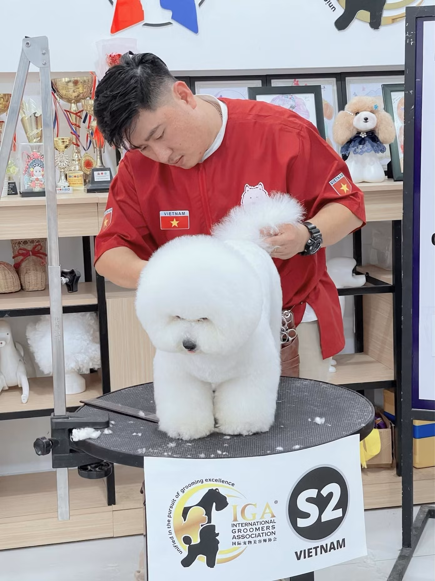 "Thi với những Groomers nổi tiếng của các nước bạn cũng có nhiều áp lực nhưng vì là thành viên duy nhất của Việt Nam nên mình cũng cố gắng hết mình. Cám ơn vợ và cùng teams đứng sau đã luôn ủng hộ để mình thành công", anh tâm sự.