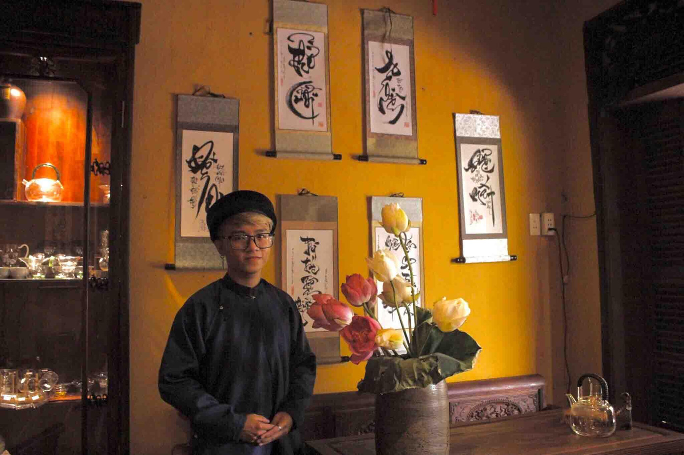 Bén duyên với thư pháp Việt từ khi mới lên 8 tuổi, đến nay đã 15 năm ông đồ 9X Xuân Thành gắn với nghề này - ảnh Thu Loan Nguyễn