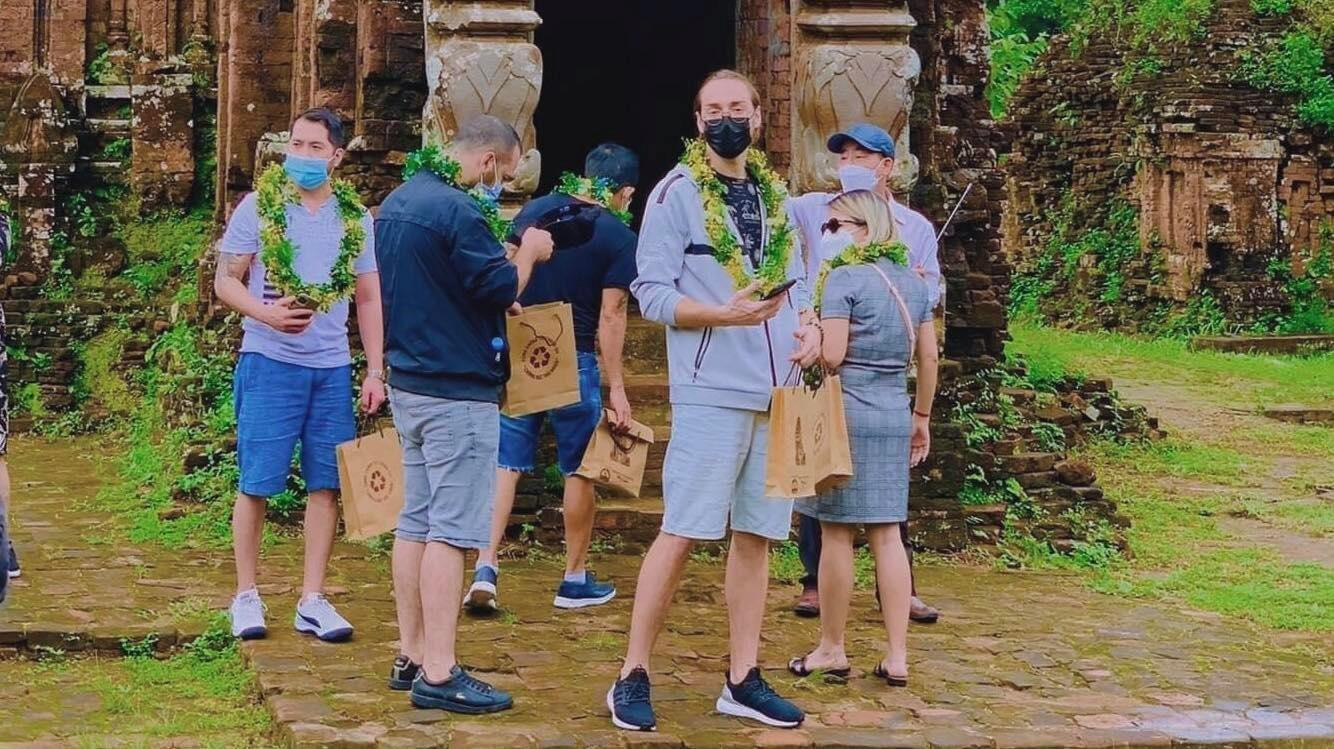 Không chỉ có khách du lịch trong nước, Mỹ Sơn cũng đã bắt đầu đón những đoàn khách nước ngoài. Ảnh: Hoàng Yến