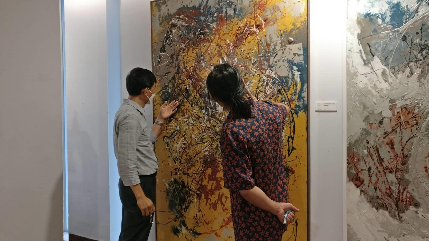 Họa sĩ Nguyễn Dũng, Chi hội trưởng Chi hội Mỹ thuật Quảng Nam cho biết: Triển lãm là dịp gửi đến công chúng những tác phẩm tiêu biểu chuyển tải một phần đặc trưng văn hóa xứ Quảng nói chung, hơi thở, nhịp sống đương đại của một đô thị đang từng ngày bứt phá về mọi mặt và con đường hội nhập quốc tế” - ảnh Bảo Quyên Họa sĩ Nguyễn Dũng, Chi hội trưởng Chi hội Mỹ thuật Quảng Nam cho biết: Triển lãm là dịp gửi đến công chúng những tác phẩm tiêu biểu chuyển tải một phần đặc trưng văn hóa xứ Quảng nói chung, hơi thở, nhịp sống đương đại của một đô thị đang từng ngày bứt phá về mọi mặt và con đường hội nhập quốc tế” - ảnh Bảo Quyên