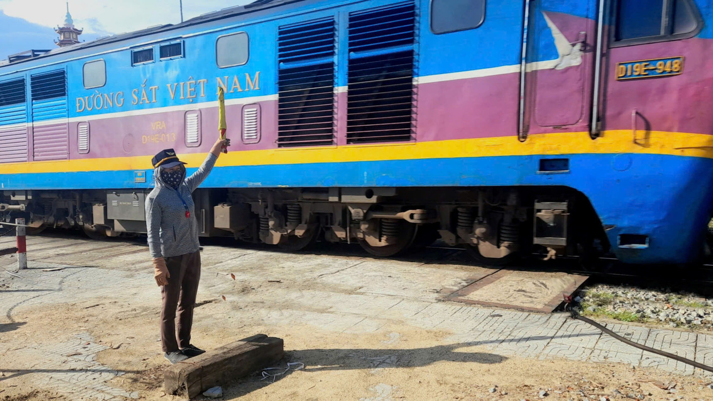 Công việc tuy đơn giản nhưng đầy thử thách, đặc biệt đối với những nữ công nhân gác chắn. Công việc tuy đơn giản nhưng đầy thử thách, đặc biệt đối với những nữ công nhân gác chắn.