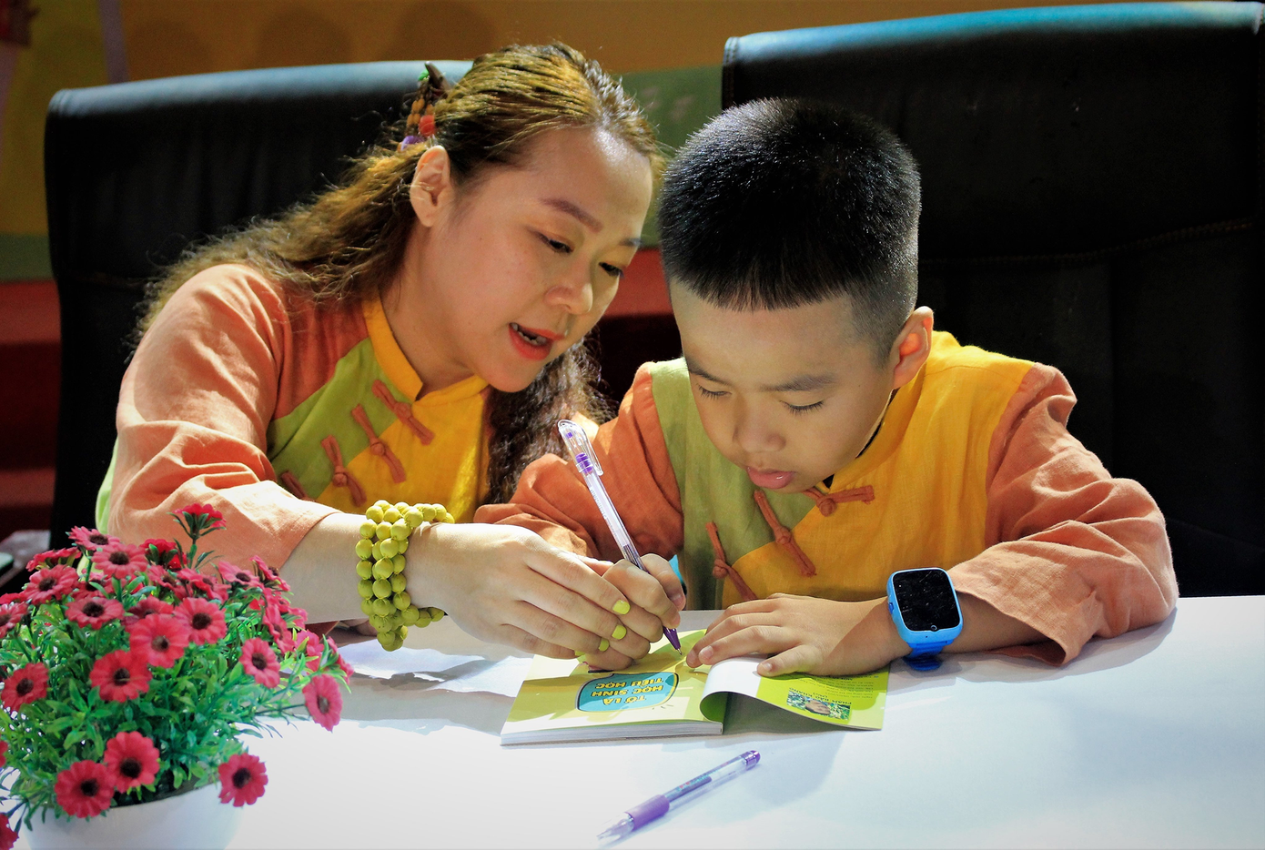 Mẹ là người đã truyền cảm hứng và hỗ trợ để Khang viết sách. Ảnh: Thu Loan Nguyễn.