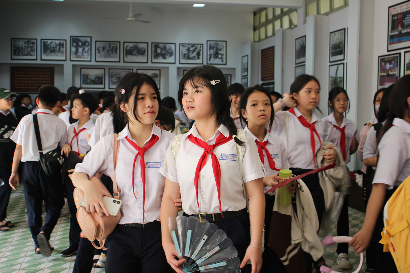 Em Hồng Ngân, học sinh lớp 6/4, trường THCS Nguyễn Đình Chiểu, chia sẻ: “Em cảm thấy rất vui và hào hứng khi được ghé bảo tàng tham quan và học được nhiều kiến thức lịch sử”.