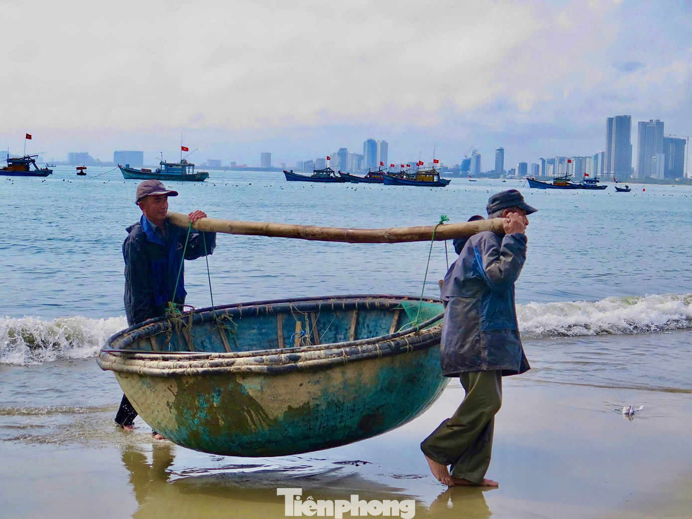 Thu bẫy tôm hùm và gánh thuyền thúng về bờ. Ảnh: Ngọc Thắm.