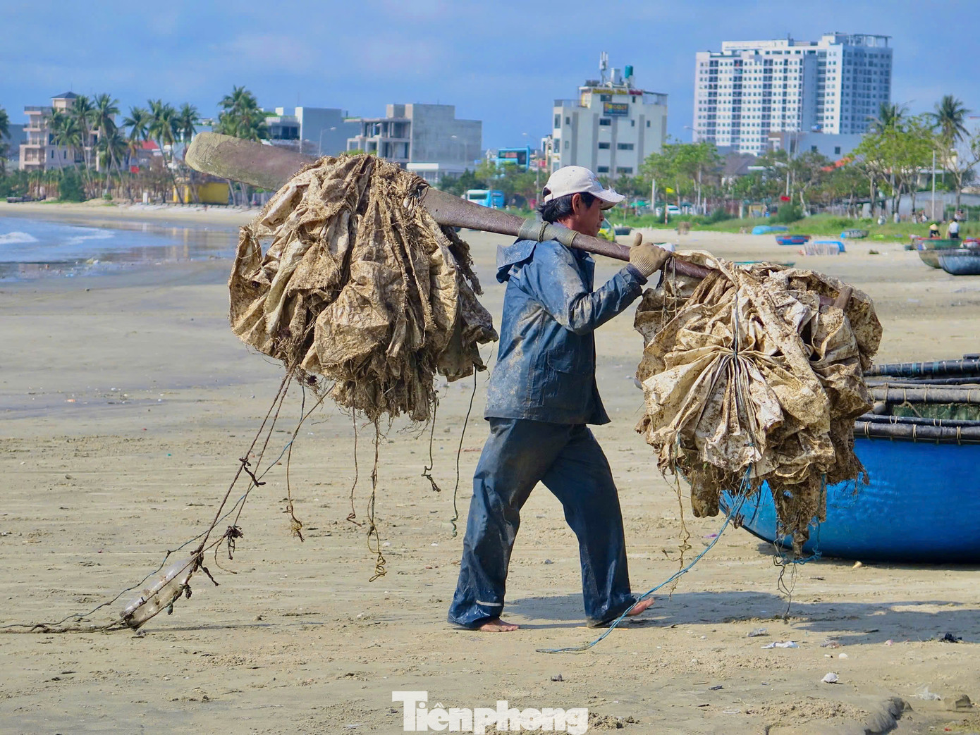 Thu bẫy tôm hùm và gánh thuyền thúng về bờ. Ảnh: Ngọc Thắm.