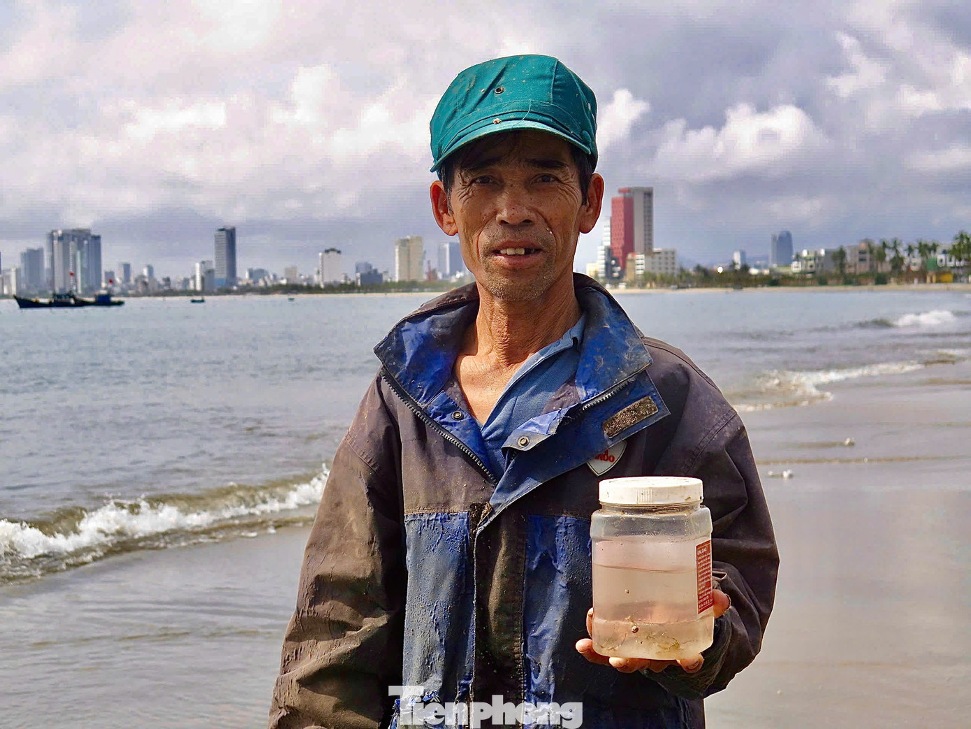 Hơn 20 năm gắn bó với biển, ngư dân Huỳnh Văn Thơ (57 tuổi) đã trở thành người thạo nghề, hiểu rõ từng con sóng, con nước để có thể săn tôm một cách hiệu quả. Ảnh: Ngọc Thắm.