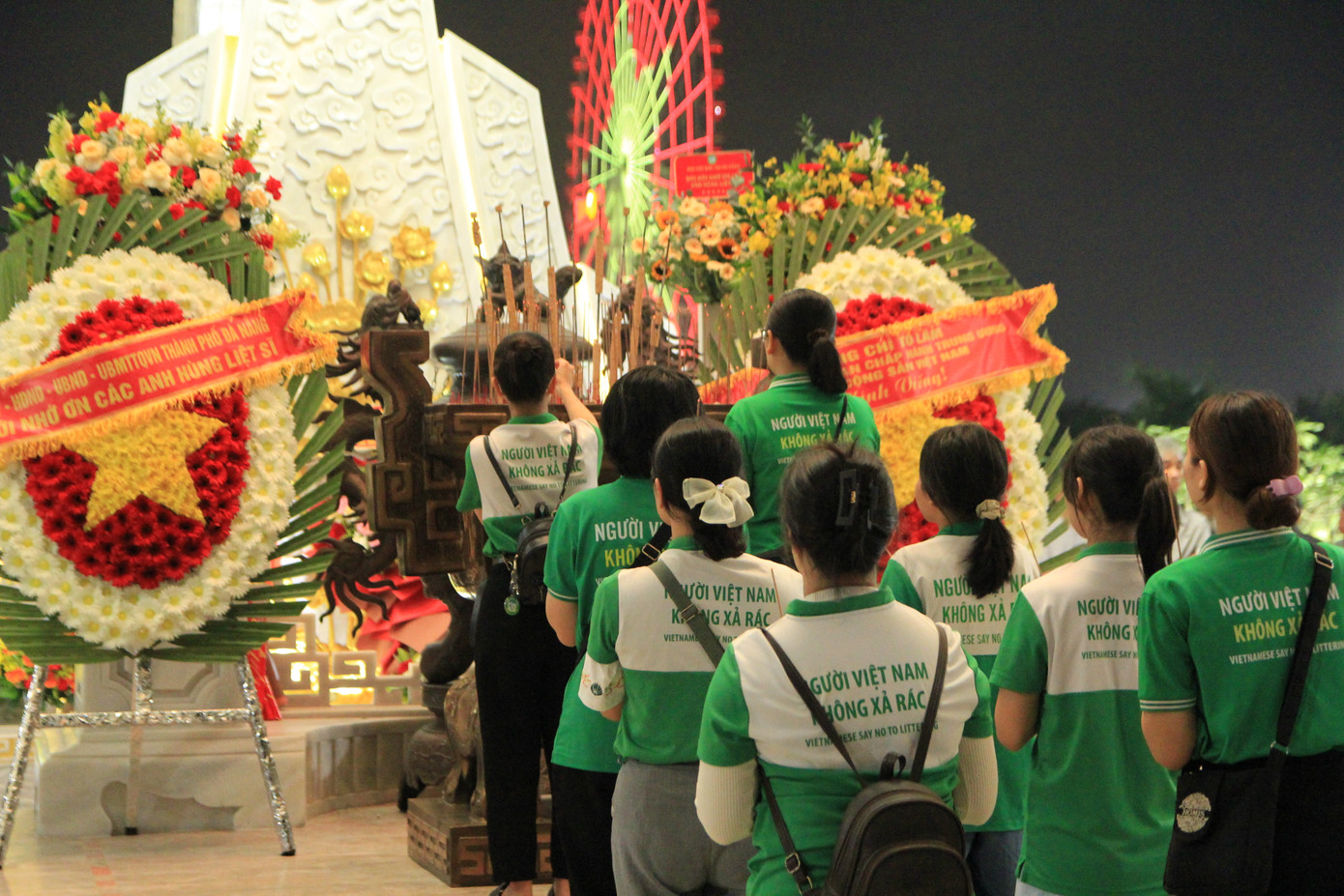 Trong không khí trang nghiêm tại Tượng đài 29-3 (quận Hải Châu), từ những bậc cao niên đến các bạn trẻ, sinh viên và cả những em nhỏ đều thành kính dâng hương và dành phút mặc niệm để tưởng nhớ những anh hùng liệt sĩ. Ảnh: Minh Hiền