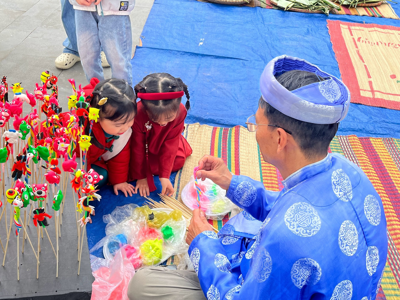 Nhiều bạn nhỏ được bố mẹ dẫn đi chơi chợ Tết, được tô tượng, xem nặn tò he... Ảnh: Lệ Thủy. Nhiều bạn nhỏ được bố mẹ dẫn đi chơi chợ Tết, được tô tượng, xem nặn tò he... Ảnh: Lệ Thủy.