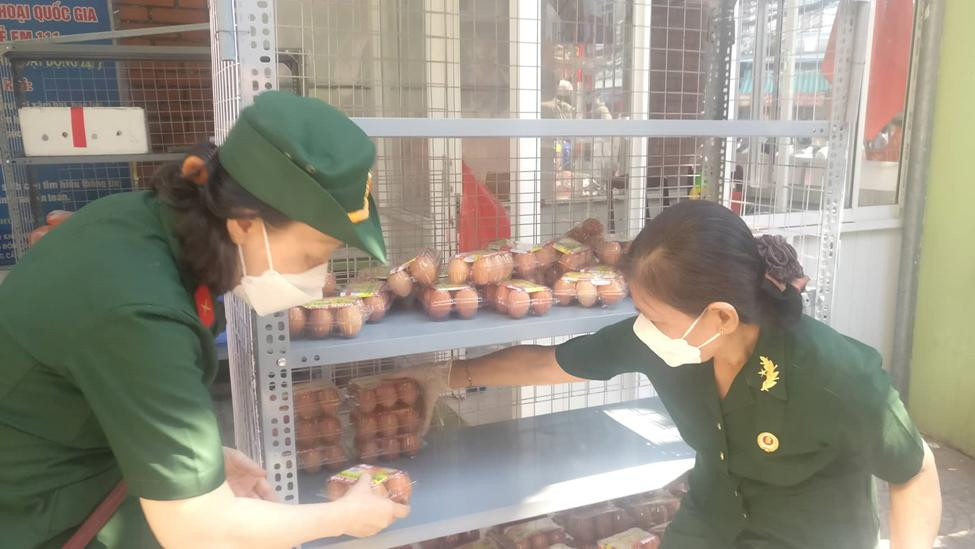 Năm ngoái do dịch COVI-19 sinh viên học online ở nhà nên chợ có tạm dừng một số phiên. Năm nay dịch lắng xuống, phiên chợ lại tổ chức đều đặn. Hàng tuần lãnh đạo phường phân công mặt trận và các ban ngành đoàn thể, mỗi tuần một đơn vị cùng phối hợp tiếp nhận rau củ, trứng, thịt... và sẽ phân loại, sắp xếp lên kệ để lúc 8h30 là phiên chợ bắt đầu - ảnh Kim Ngân