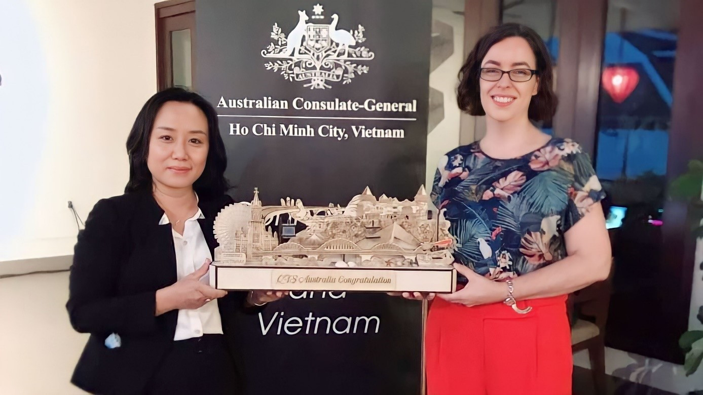 Anh Bính vui mừng cho biết, sau thời gian cố gắng một cách âm thầm, đến nay những mô hình của anh đã được Sở Du lịch biết đến. Thấy sản phẩm của mình phù hợp với nhu cầu và mục đích quảng bá thành phố, Sở đã hỗ trợ đưa đi trưng bày tại nhiều hội thảo hội chợ, sự kiện, cũng như đặt hàng làm quà tặng cho khách, hoặc trưng bày trong các dịp đón khách quan trọng. - Ảnh: NVCC