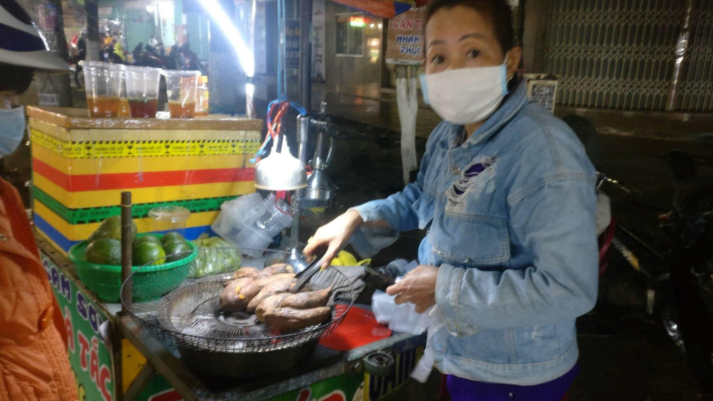 Càng về khuya nhiệt độ càng giảm mạnh, người bán khoai cố nán lại mong bán thêm được ít hàng. Càng về khuya nhiệt độ càng giảm mạnh, người bán khoai cố nán lại mong bán thêm được ít hàng.