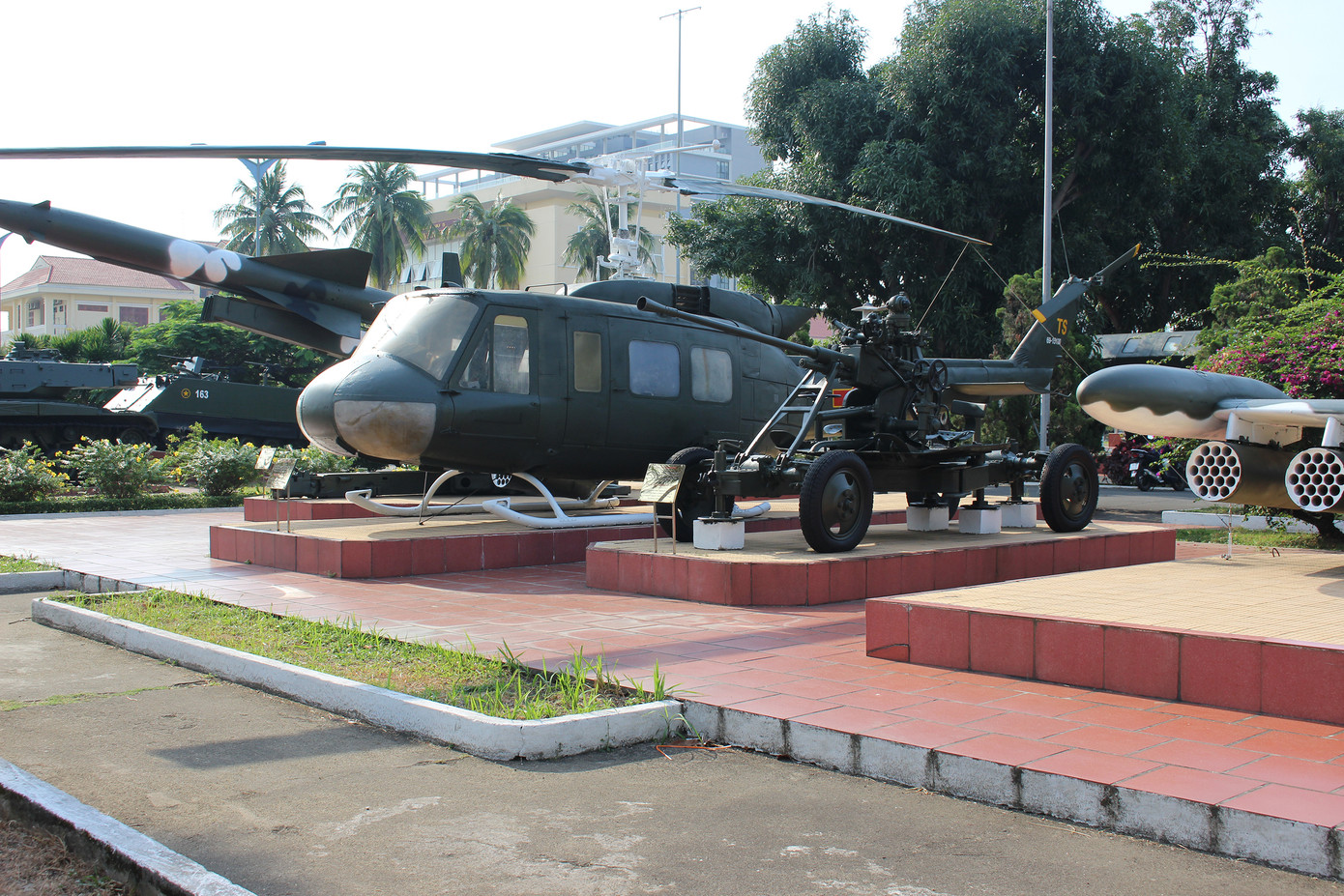 Khu trưng bày ngoài trời với diện tích rộng chủ yếu dành trưng bày những loại vũ khí nặng, có kích thước lớn như máy bay, xe tăng, xe bọc thép... Ảnh: Trúc Linh