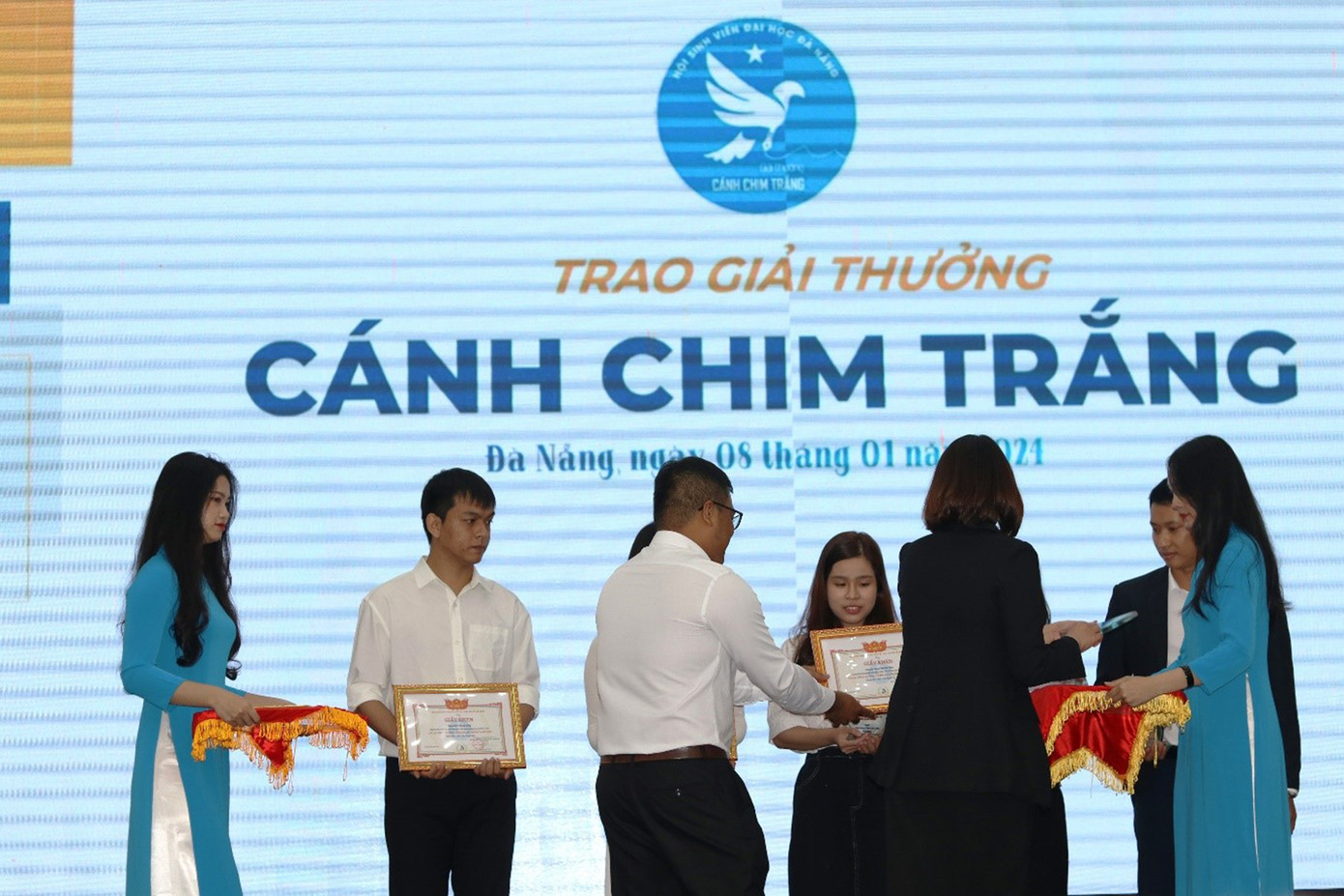 Lãnh đạo Hội Sinh viên Việt Nam và Hội Sinh viên ĐH Đà Nẵng trao Giải thưởng Cánh chim trắng năm học 2023-2024. Ảnh: Hoài Nam