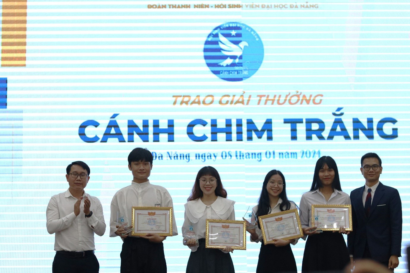 Lãnh đạo Hội Sinh viên Việt Nam và Hội Sinh viên ĐH Đà Nẵng trao Giải thưởng Cánh chim trắng năm học 2023-2024. Ảnh: Hoài Nam