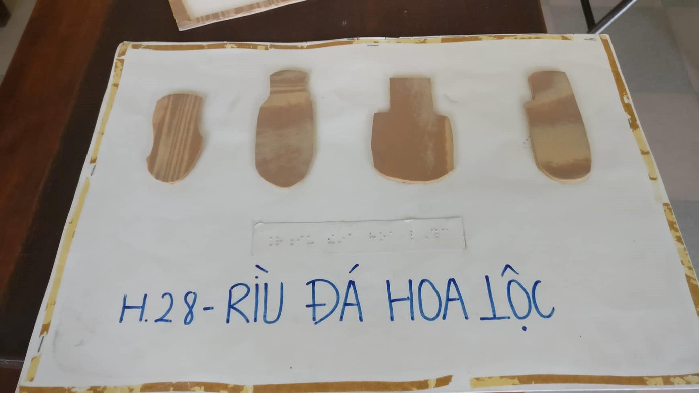 ...đến các công cụ rìu đá của người cổ xưa - ảnh Tài Anh Hà ...đến các công cụ rìu đá của người cổ xưa - ảnh Tài Anh Hà