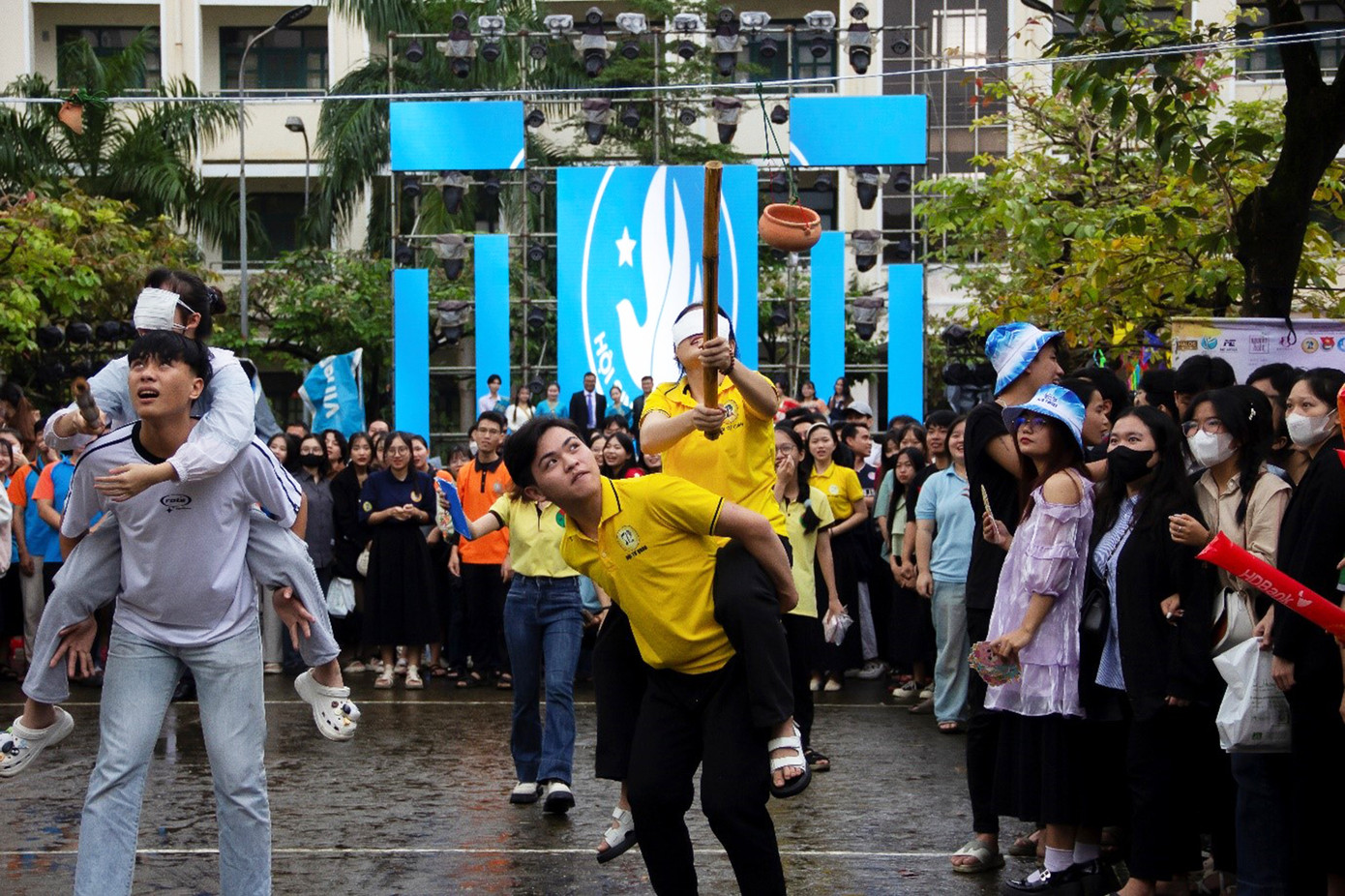 Đập niêu – một trong số các trò chơi dân gian được tổ chức tại ngày hội. Ảnh: BTN Đập niêu – một trong số các trò chơi dân gian được tổ chức tại ngày hội. Ảnh: BTN