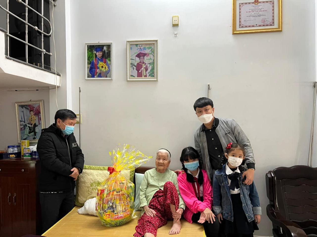 Chi đoàn Trường tiểu học Đoàn Thị Điểm (phường Thanh Khê Đông, quận Thanh Khê) thăm hỏi và trao tặng quà cho mẹ Trần Thị Thu, 94 tuổi (ảnh Tuổi trẻ Thanh Khê) Chi đoàn Trường tiểu học Đoàn Thị Điểm (phường Thanh Khê Đông, quận Thanh Khê) thăm hỏi và trao tặng quà cho mẹ Trần Thị Thu, 94 tuổi (ảnh Tuổi trẻ Thanh Khê)