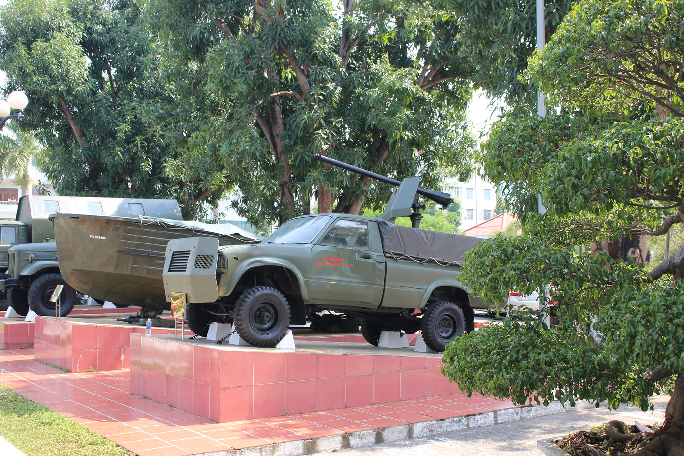 Khu trưng bày ngoài trời với diện tích rộng chủ yếu dành trưng bày những loại vũ khí nặng, có kích thước lớn như máy bay, xe tăng, xe bọc thép... Ảnh: Trúc Linh
