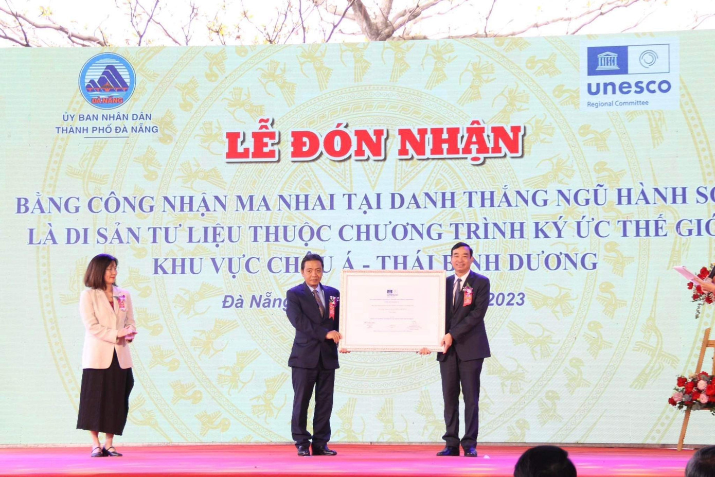 Thứ trưởng Bộ VH-TT&amp;DL Hoàng Đạo Cương thừa ủy quyền UNESCO trao Bằng công nhận Di sản tư liệu thế giới ma nhai cho Chủ tịch UBND TP Đà Nẵng, ông Lê Trung Chinh. Ảnh: Khánh - Hà.