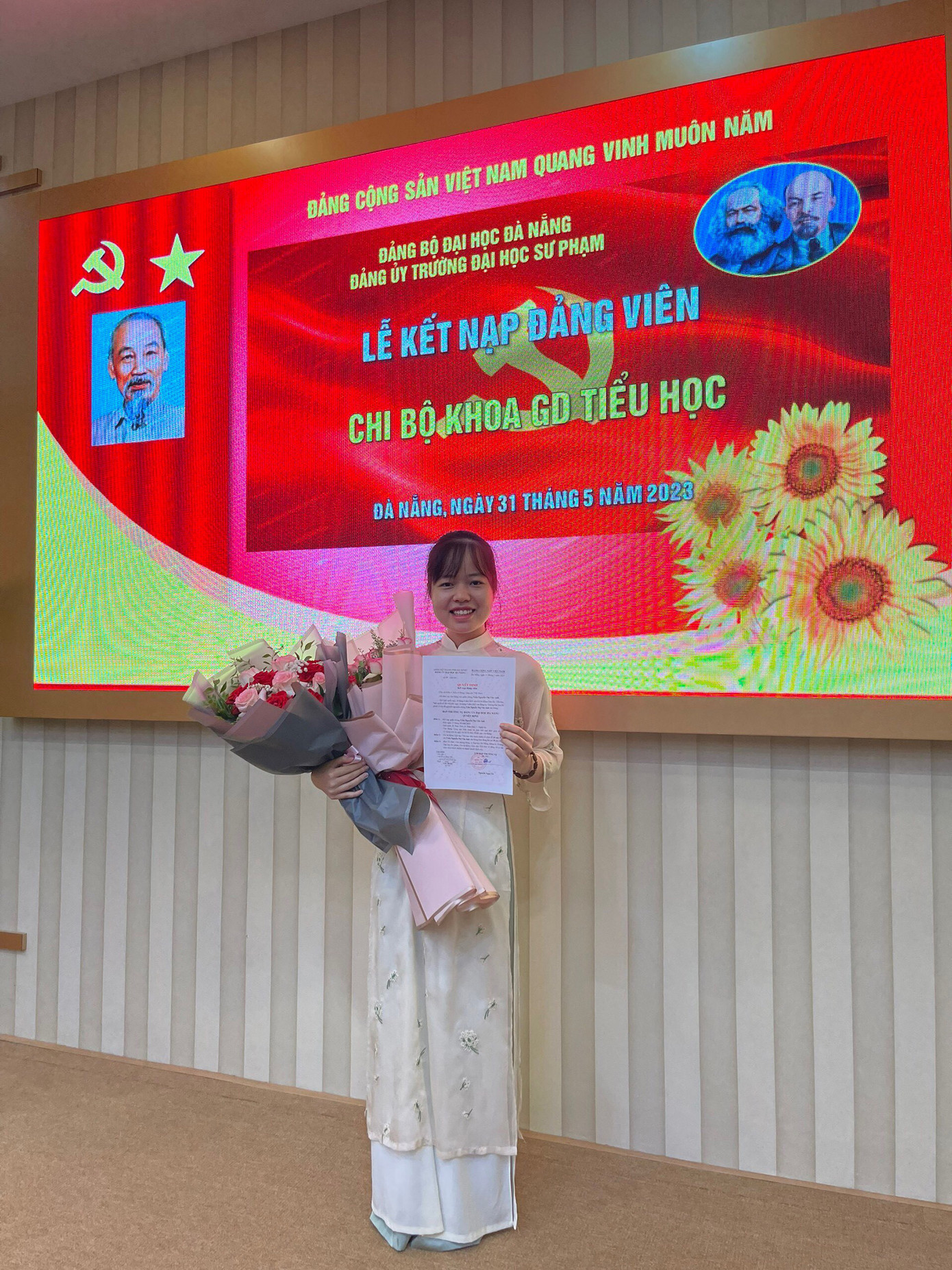 Vân Anh vinh dự được đứng trong hàng ngũ của Đảng Cộng sản Việt Nam từ khi là sinh viên. Vân Anh vinh dự được đứng trong hàng ngũ của Đảng Cộng sản Việt Nam từ khi là sinh viên.